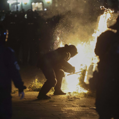 Două persoane reținute după protestul violent de la sediul BEC