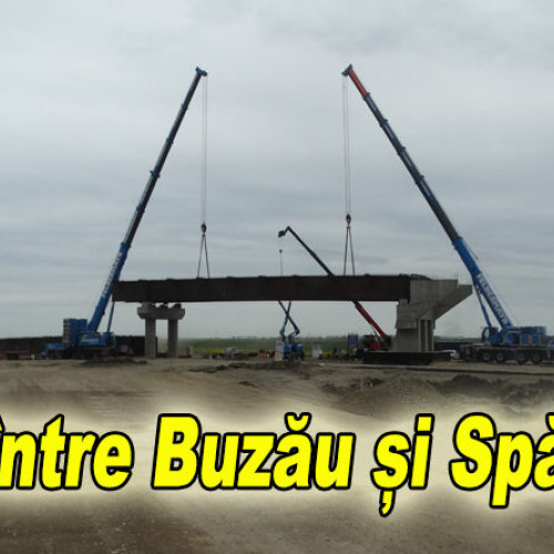 Două macarale de mare tonaj lucrează la construcția podurilor din Buzău