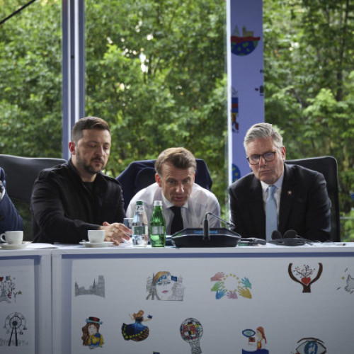 SUA refuză să ofere garanții complete pentru o eventuală încheiere a armistițiului în Ucraina, alimentând tensiunile dintre aliați. Potrivit unor surse citate de Bloomberg, în timpul discuțiilor cu omologii lor europeni, oficialii americani au ajuns la concluzia că președintele Donald Trump nu va furniza garanțiile necesare pentru a sprijini "coalitia celor dispusi", condusă de Europa.