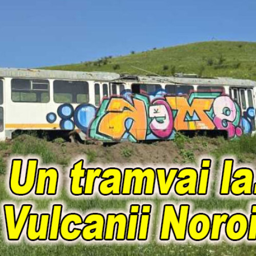 un vagon de tramvai, transformat în cafenea la vulcanii noroiosi