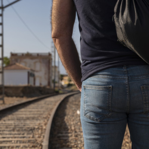 oamenii își pun viața în pericol în gările din România pentru că trec calea ferată prin locuri nepermise
