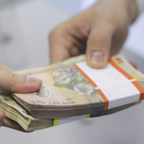 Funcționari bancari din București, cercetați pentru fraudă cu credite false