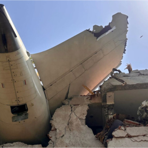 o supraviețuire miraculoasă după prăbușirea unui avion în India