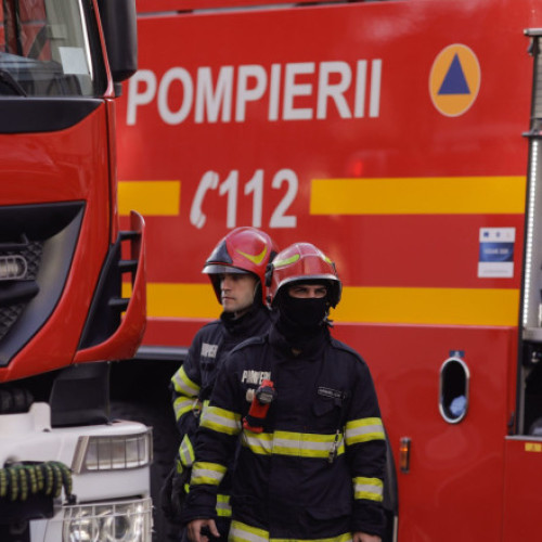 Incendiu puternic la o platformă cu deșeuri și clădiri administrative în Hunedoara