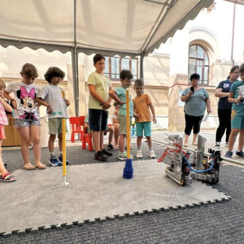 Invitație pentru vacanță cu zâmbete și jocuri la „Ludoteca din grădină”