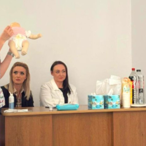 FOTO / „Îngrijirea nou-născutului”, curs pentru viitoarele mame susținut la Maternitatea Buzău