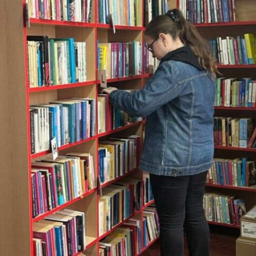 Cinci elevi buzoieni pasionați de lectură, premiați de Biblioteca Județeană