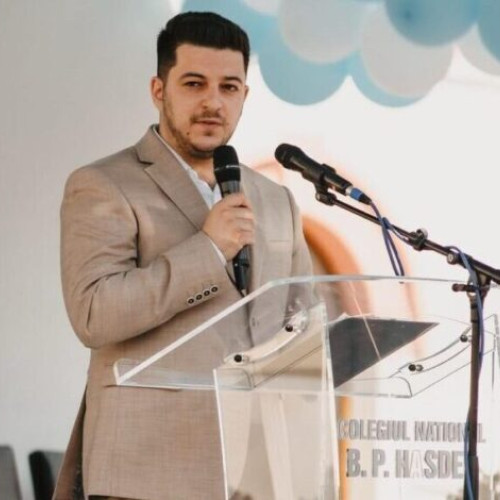 FOTO | Întoarcerea acasă: Petruț Dinu, de la absolvent de Hasdeu la profesor și autor de carte inspirator