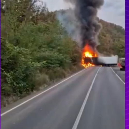 Trafic blocat pe DN 7 în Arad după TIR care a lovit un pod