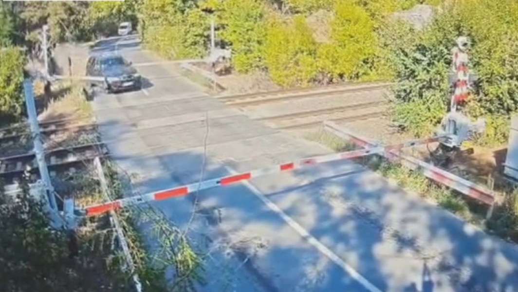 Șofer grăbit trece prin bariere la trecerea cu calea ferată în Pasărea