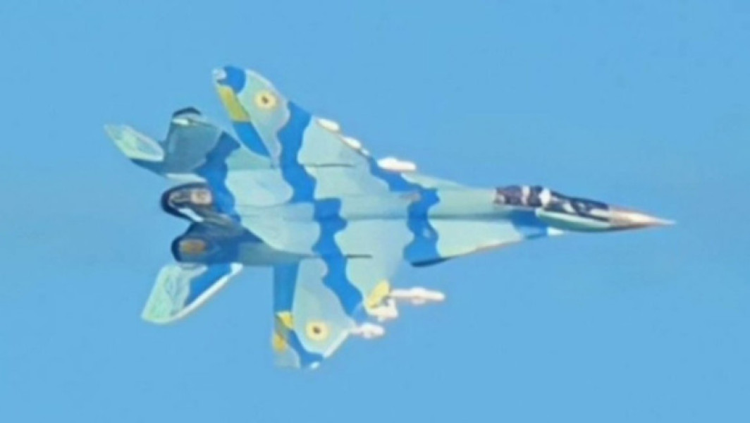 MiG-29 cu embleme ucrainene, văzut deasupra Ucrainei în camuflaj azer