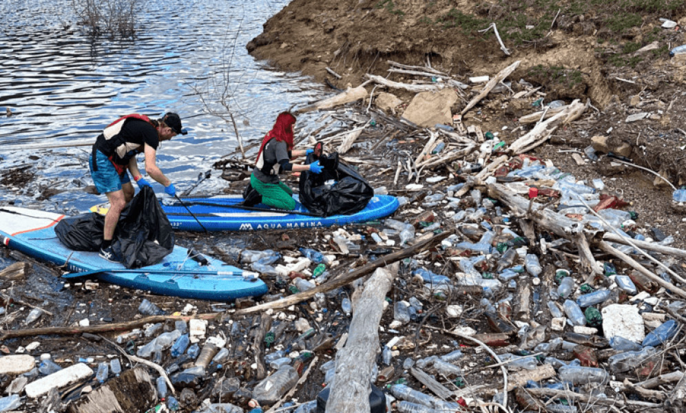 Acțiune de colectare a deșeurilor pe lacul Siriu, de Ziua Curățeniei Naționale