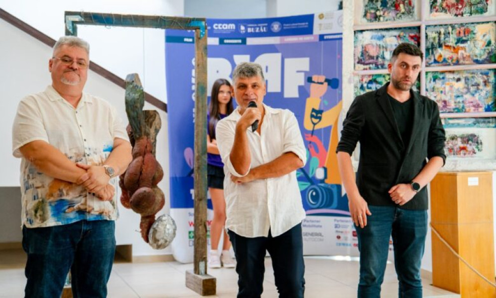Artistul Flavius Lucăcel își exprimă memoria părinților la expoziția din Buzău