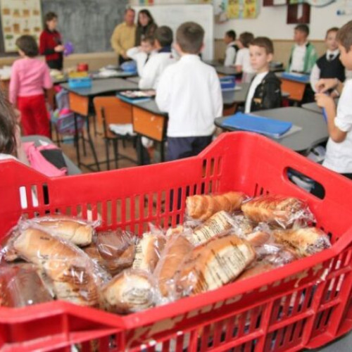 Buzău: licitația pentru corn, lapte și fructe întârziată, elevii fără gustare