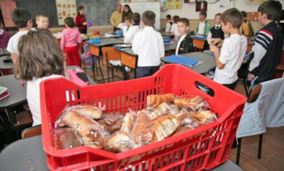 Buzău: licitația pentru corn, lapte și fructe întârziată, elevii fără gustare