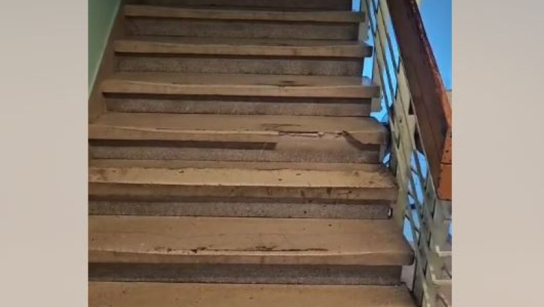 Video Un pacient a murit la Spitalul din Reșița, după ce o treaptă s-a rupt în timp ce bărbatul cobora scările. Poliția a deschis o anchetă