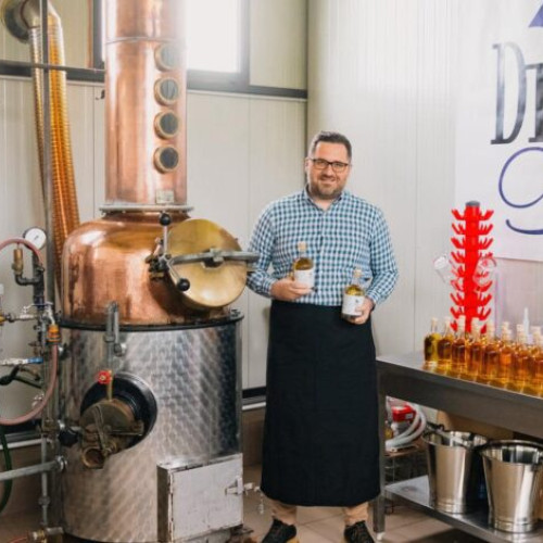 Distil Art, distilerie artizanală din Scorţoasa, pune în valoare meşteşugurile locale