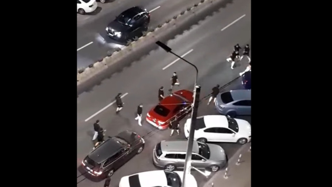 Bătăi în trafic pe Bulevardul Bucureşti din Ploieşti, două benzi blocate