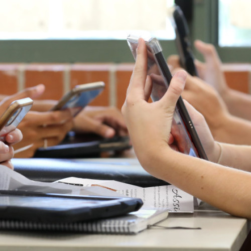 Suedia va interzice telefoanele mobile în școli începând din 2026