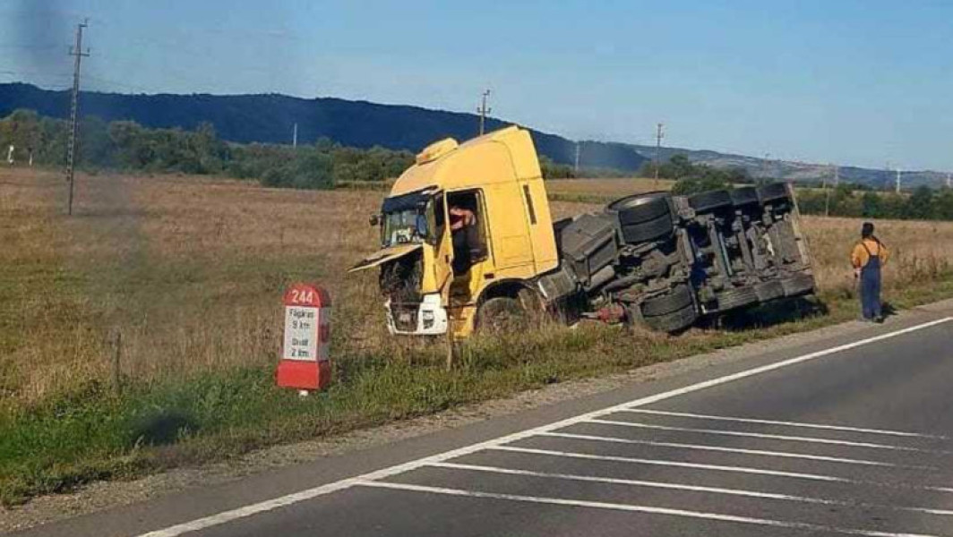 Cisternă cu acid sulfuric răsturnată pe DN 1 în urma exploziei unei roți