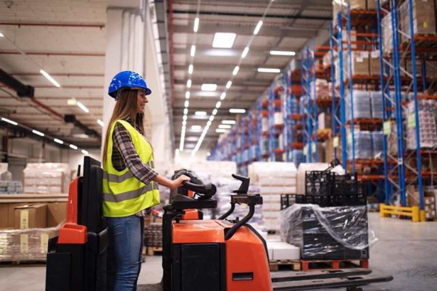 Importanța motostivuitoarelor electrice în lanțurile logistice moderne