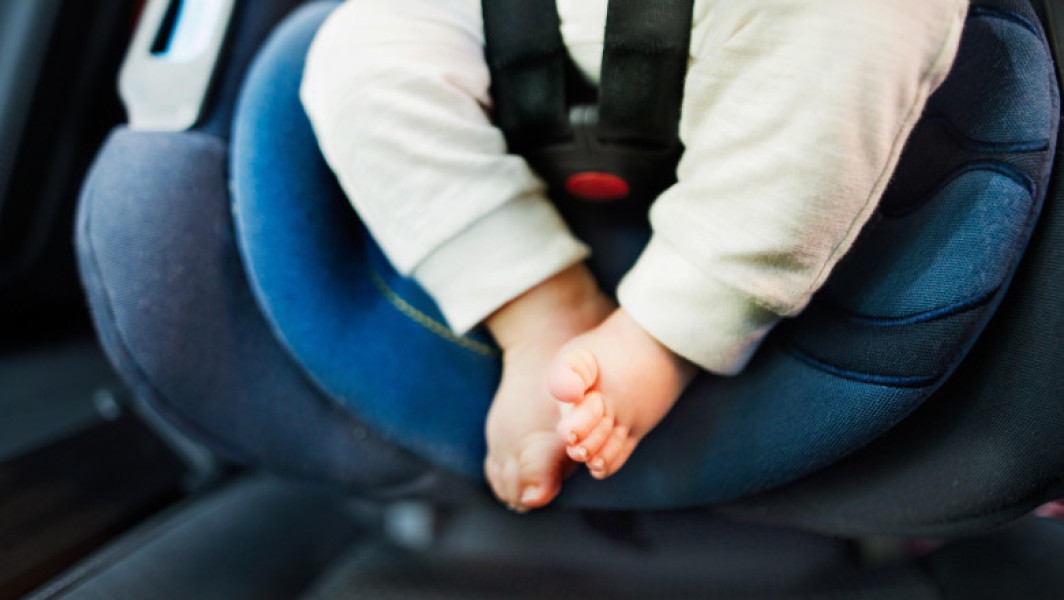 Bebeluș din Iași a murit după ce părinții nu l-au folosit în scaun auto special