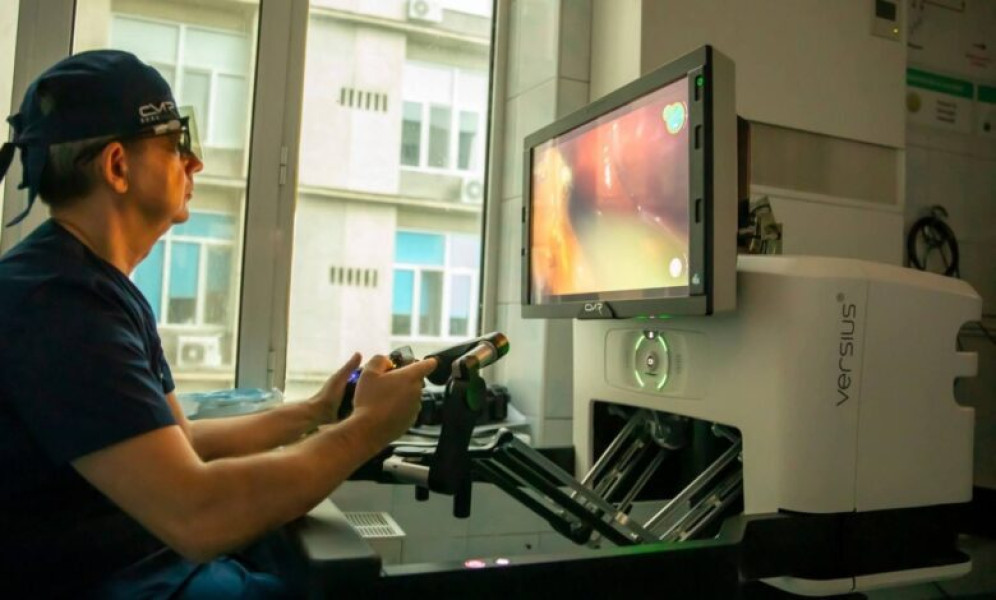 Medicul buzoian Costin Duțu a realizat prima intervenție robotică Versius pentru hernia hiatală în România